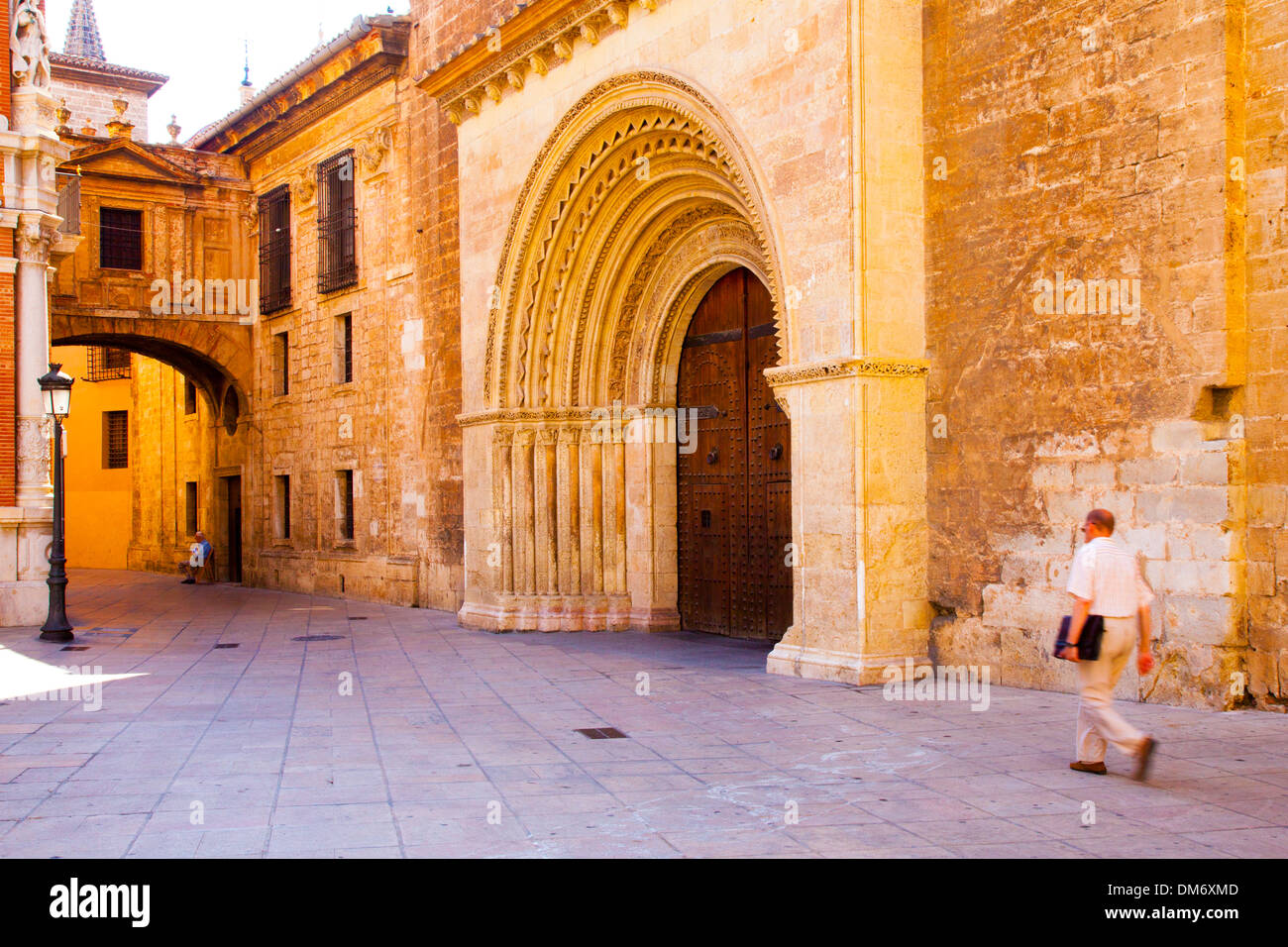 L'homme marche à côté de la cathédrale de Valence, Valence, Espagne Banque D'Images