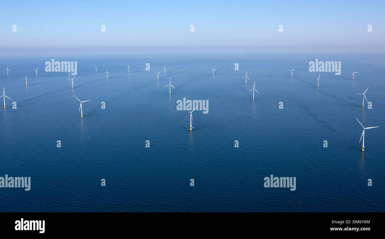 Moulins à vent hollandais dans la mer du Nord Banque D'Images