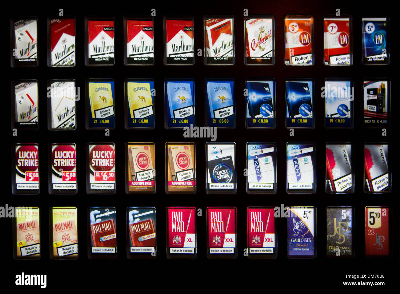 Marlboro brand cigarettes brand Banque de photographies et d'images à haute  résolution