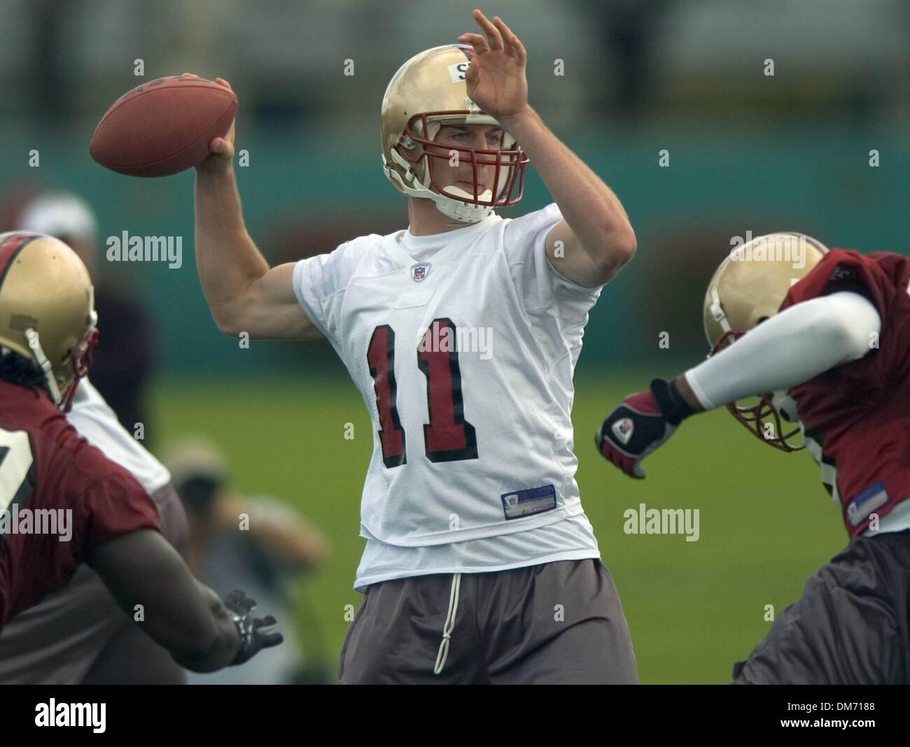 Mai 06, 2005 ; Los Angeles, CA, USA ; 49ers quarterback Alex Smith revient à passer au San Francisco 49ers centre de formation à Santa Clara, Californie pendant la première pratique des équipes le vendredi matin, 06 mai, 2005. Crédit obligatoire : Photo par JL Villegas/Sacramento Bee/ZUMA Press. (©) Copyright 2005 par JL Villegas/Sacramento Bee Banque D'Images