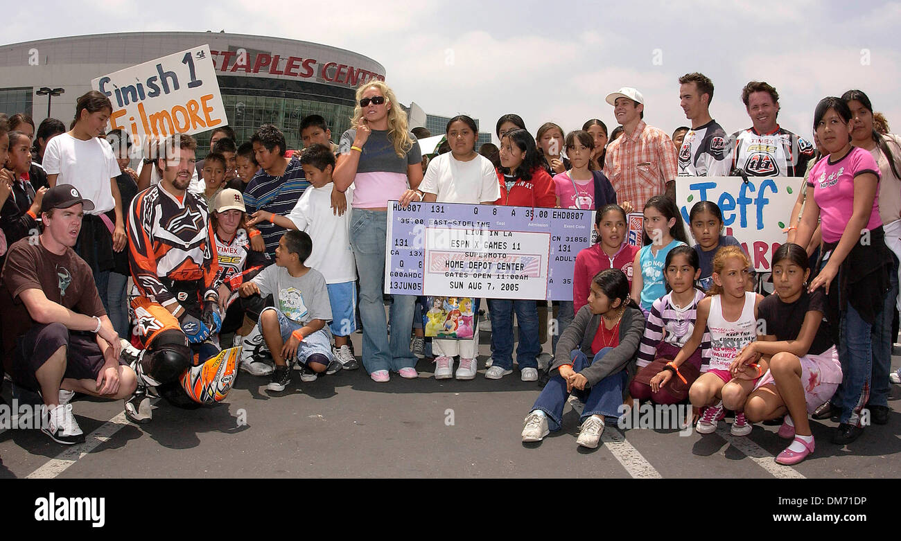 15 juin, 2005 ; Los Angeles, CA, USA ; jeux X athlètes et étudiants à partir de la 10ème Street Elementary School se rassemblent autour du premier ticket d'ESPN X Games 11 au cours de l'ESPN X GAMES 11 KICKOFF event au Staples Center. Crédit obligatoire : Photo par Vaughn Youtz/ZUMA Press. (©) Copyright 2005 par Vaughn Youtz. Banque D'Images