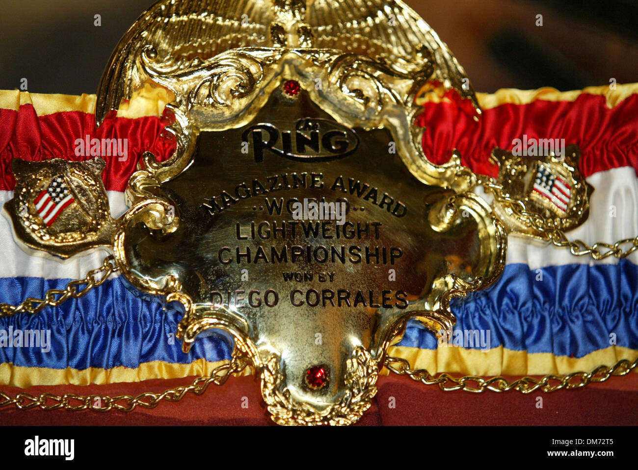 20 juil 2005, à Las Vegas, NV, USA ; l'ancien champion poids coq Jr WAYNE  MCCULLOUGH présenté DIEGO CORRALES avec la ceinture plus presitigiosos un  boxeur peut recevoir, le Ring Magazine ceinture.