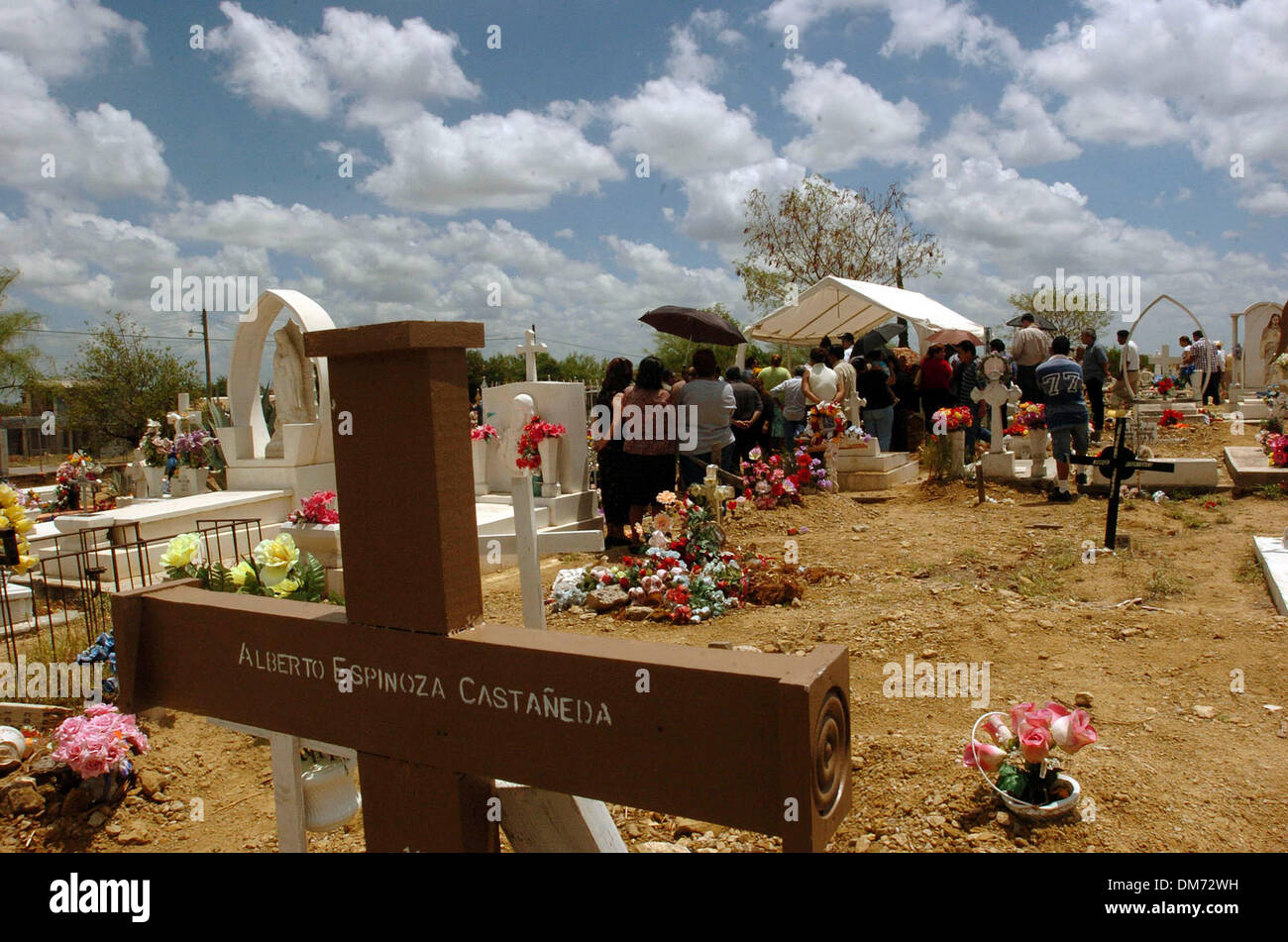 Jul 23, 2005 ; Nuevo Laredo, Mexique, Nuevo Laredo policier RICARDO UVALLE ESCOBEDO,33, est inhumé au Panteon Nuevo Municipal à Nuevo Laredo le 20 juillet 2005. Escobedo était gundown samedi alors qu'il sortait de son domicile dans la ville. Crédit obligatoire : Photo par Delcia Lopez/San Antonio Express-News/ZUMA Press. (©) Copyright 2005 by Delcia Lopez/San Antonio Express-News Banque D'Images