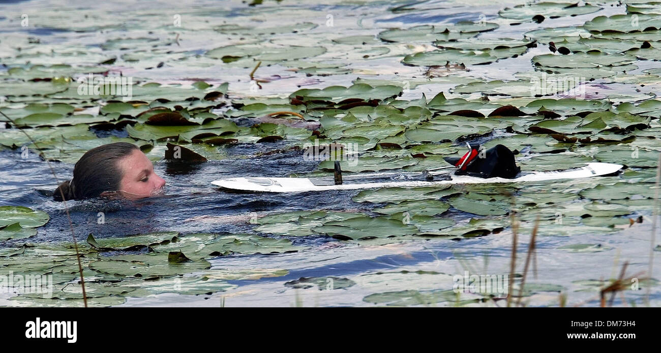 Aug 02, 2005 ; Palm Beach, FL, USA ; Wellington skieuse nautique Kelly Lovetere, 15, fait son chemin à travers l'eau lillies après avoir effectué pendant son truc à l'événement 2005 Championnats nationaux de Ski Nautique Goode, mardi 02 août, 05 à Okeeheelee Park à Greenacres. Crédit obligatoire : Photo de Bill Ingram/Palm Beach Post/ZUMA Press. (©) Copyright 2005 par Bill Ingram/Palm Beach Post Banque D'Images