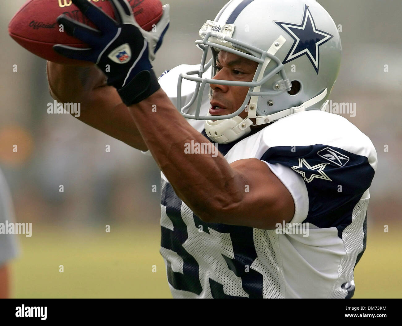 Aug 03, 2005 ; Oxnard, CA, USA ; NFL football : Cowboys de Dallas receveur Terry Glenn s'empare de la balle lors de passes mercredi matin au cours de la cinquième journée de camp d'entraînement à Oxnard crédit obligatoire : Photo par W Luther/San Antonio Express-News/ZUMA Press. (©) Copyright 2005 par San Antonio Express-News Banque D'Images