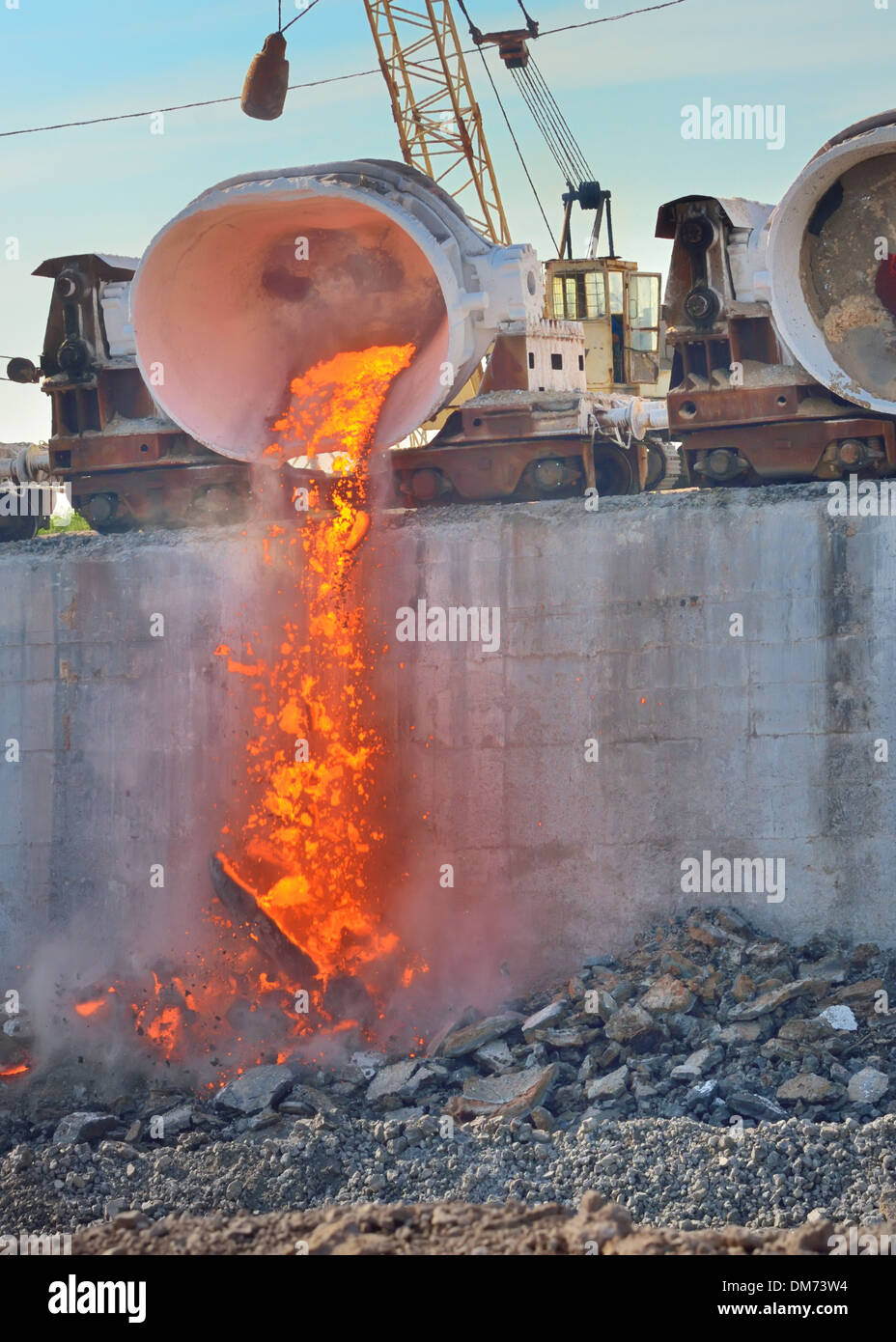 Verser de l'acier chaud dans l'usine sidérurgique. Production de fonte dans les aciéries Banque D'Images