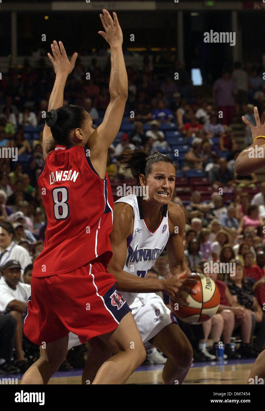 Aug 07, 2005 ; Los Angeles, CA, USA ; Sacramento Ticha Penicheiro du monarque recherche une ouverture à travers les defese du Houston Comet Edwige Lawson dans la première moitié de la WNBA jeu, dimanche 7 août 2005, à l'Arco Arena. Crédit obligatoire : Photo par Lezlie Sterling/Sacramento Bee/ZUMA Press. (©) Copyright 2005 by Lezlie Sterling/Sacramento Bee Banque D'Images