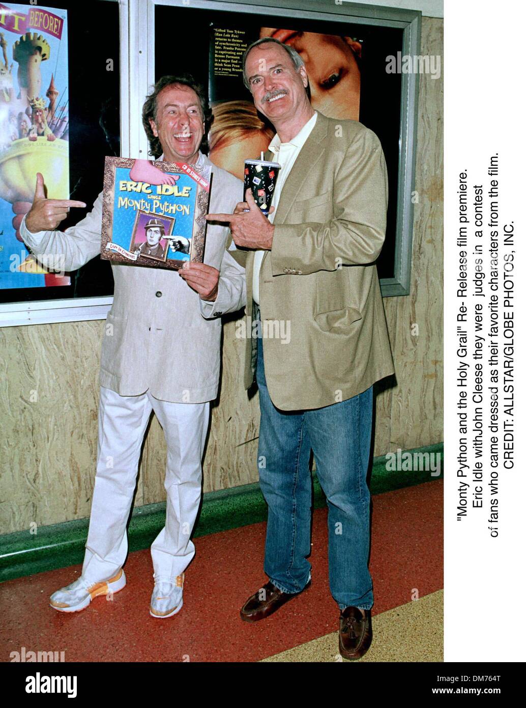 ''Monty Python et le Saint Graal'' re- Release film premiere.Eric Idle Cleese withJohn ils étaient juges à un concours de fans qui sont venus habillés comme leurs personnages préférés du film. Banque D'Images
