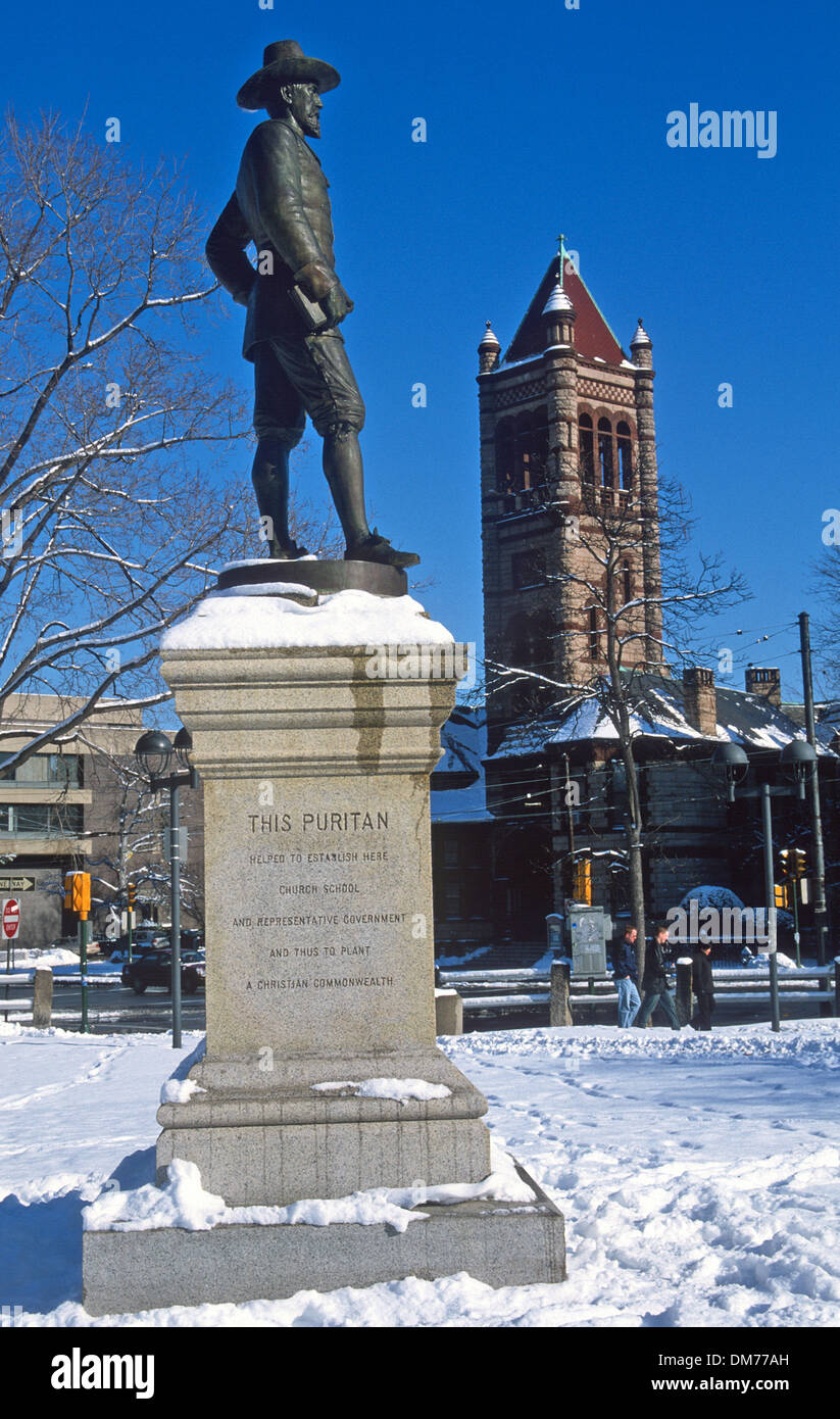 Masse Cambridge nous neige scène avec statue de 'l'Puritain' bleu ciel Churchin l'arrière-plan. Banque D'Images