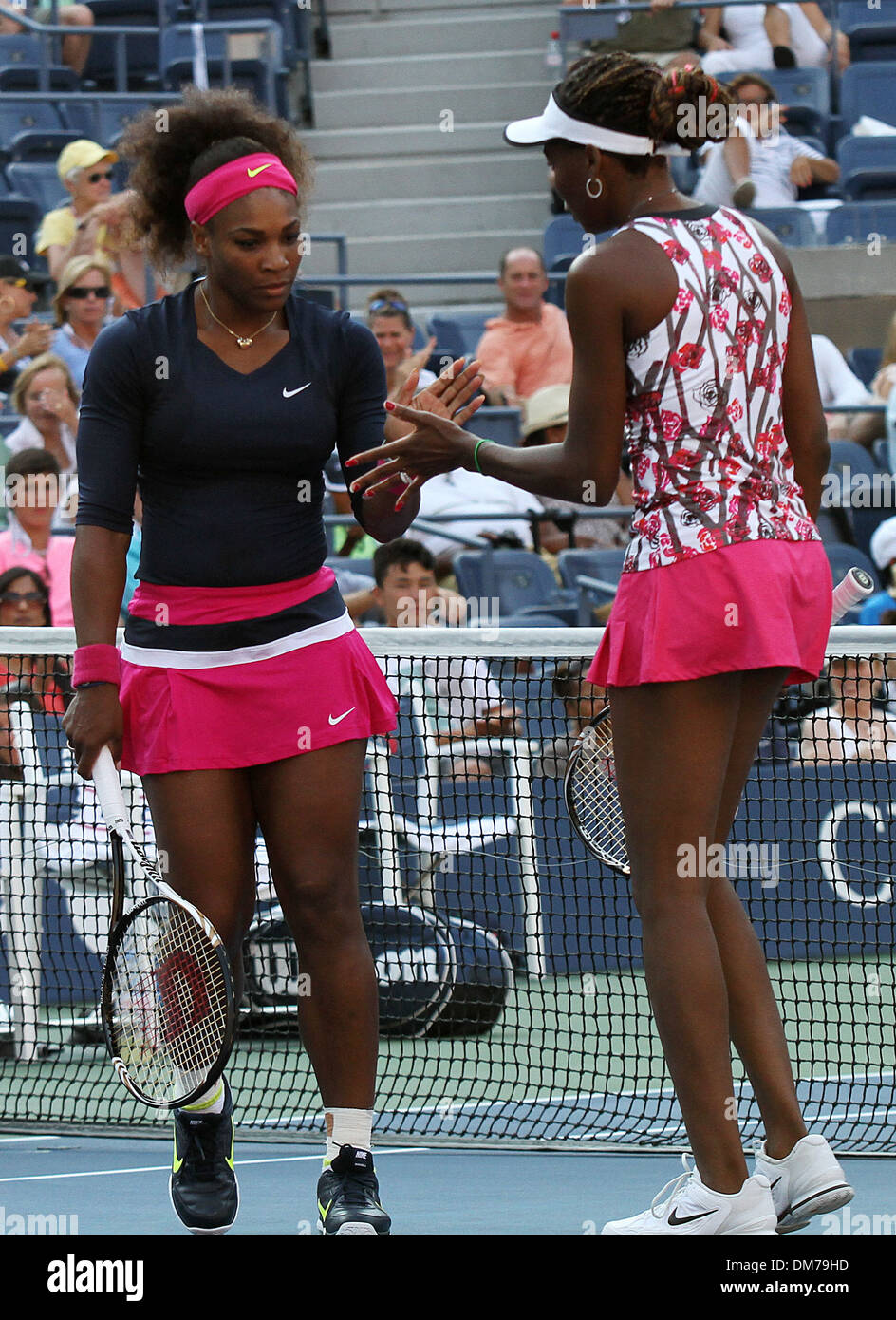 Serena Williams et Venus Williams US Open 2012 Women's Match de double - Serena Williams et Venus Williams vs Kristina Banque D'Images