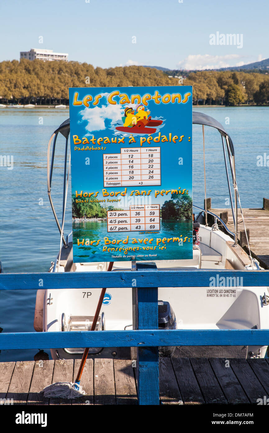 Pedalo hire sign boat lake annecy Banque de photographies et d'images à  haute résolution - Alamy