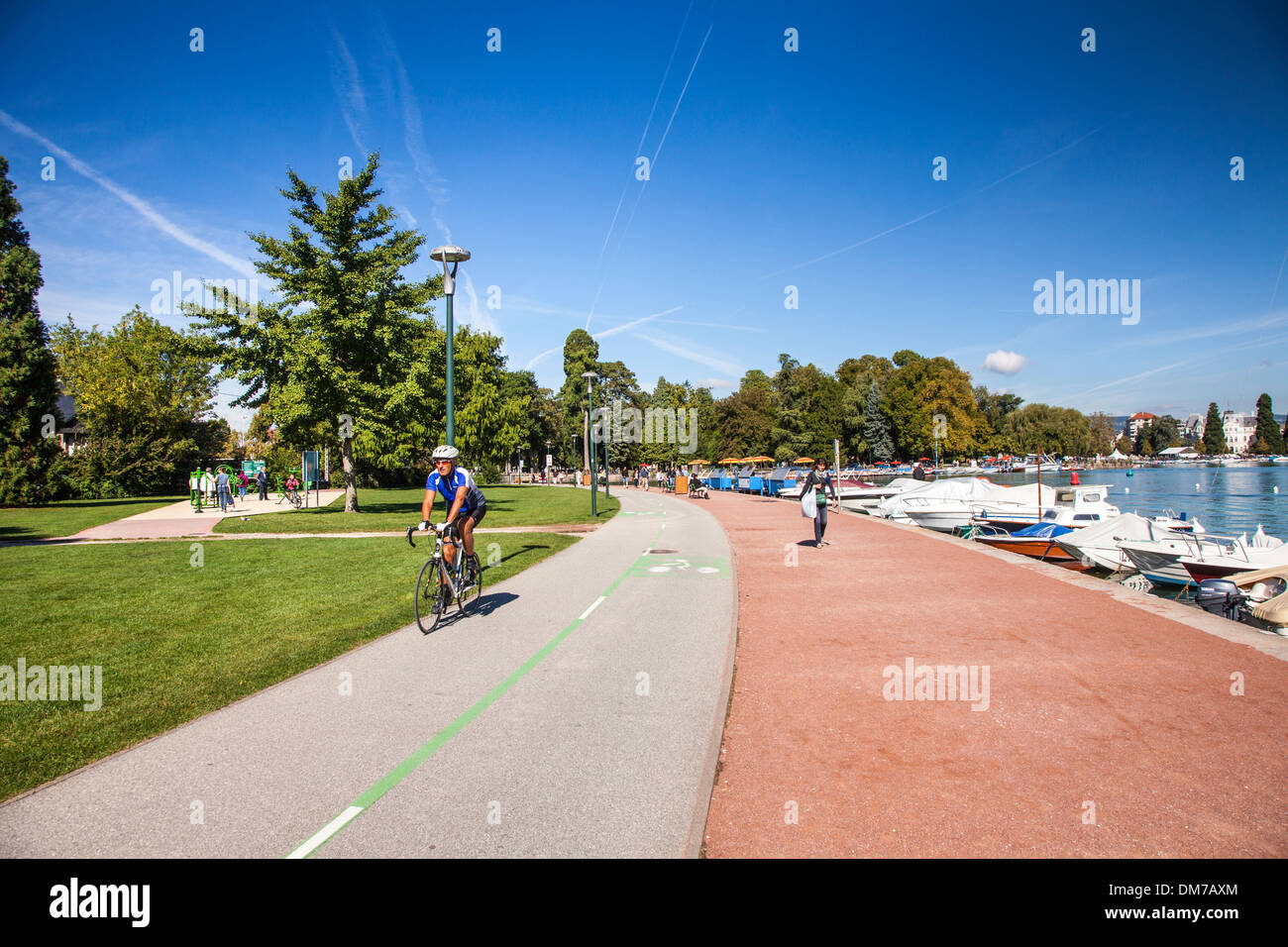 Piste cyclable et cyclistes autour du lac d'Annecy, Savoie, France Banque D'Images