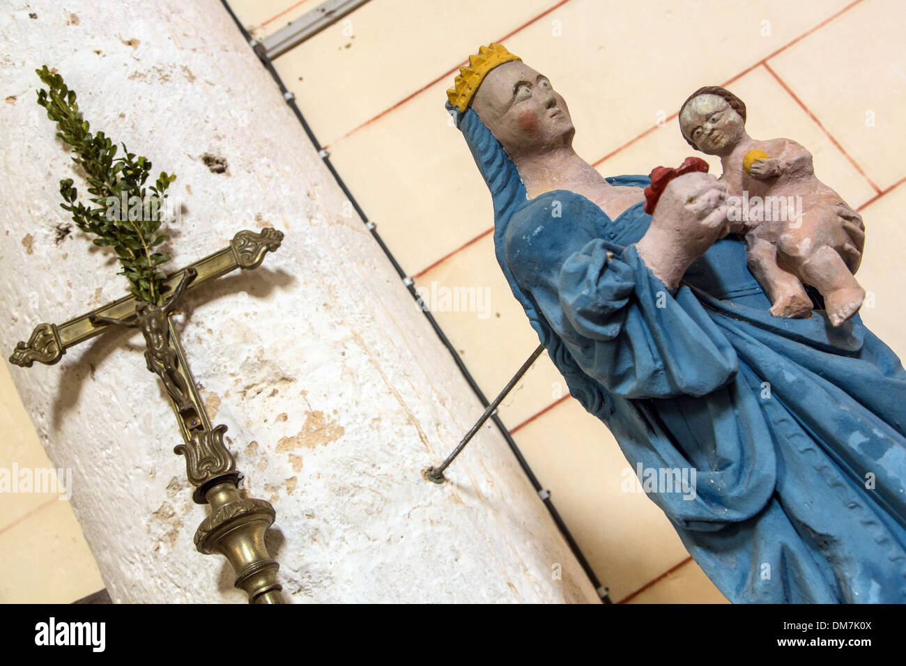 Vierge à l'enfant, STATUE EN STYLE naïf, l'ÉGLISE DE LA FERTE-VILLENEUIL, VALLÉE DE L'Aigre, Eure-et-Loir (28), FRANCE Banque D'Images