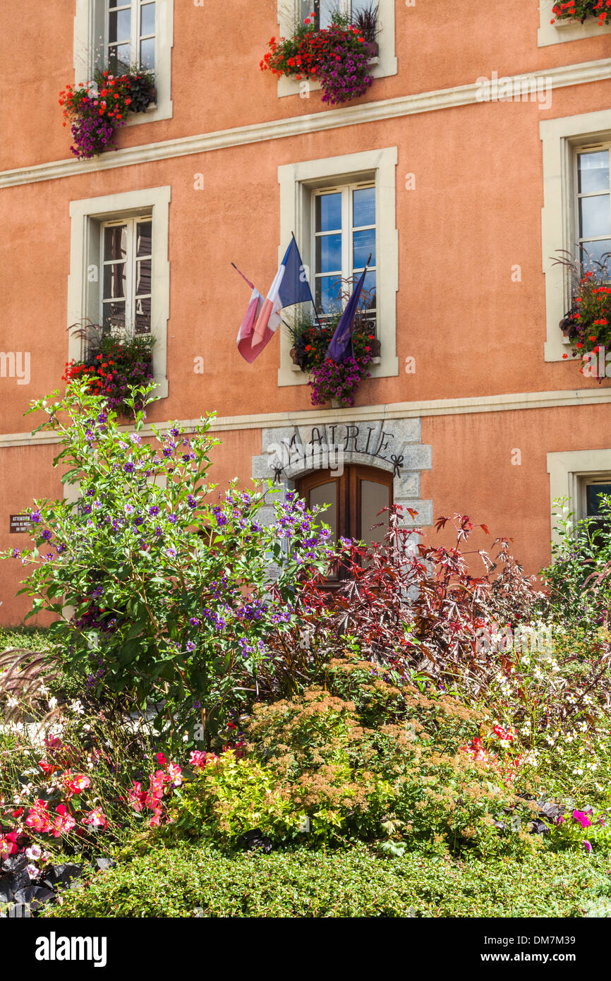 Hôtel de ville orange vif ou Marie dans le village de Beaufort, Savoie, France Banque D'Images
