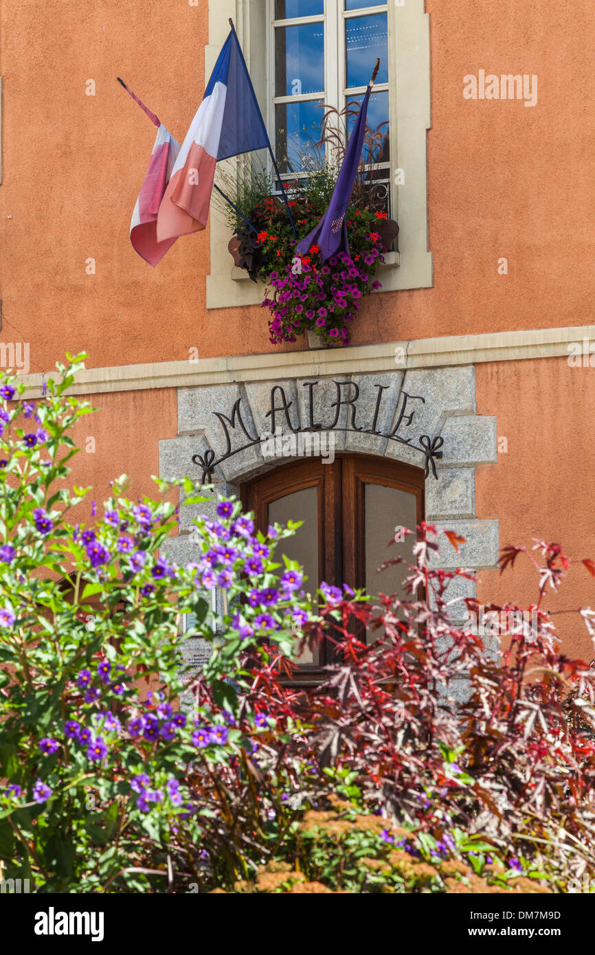Hôtel de ville orange vif ou Marie dans le village de Beaufort, Savoie, France Banque D'Images