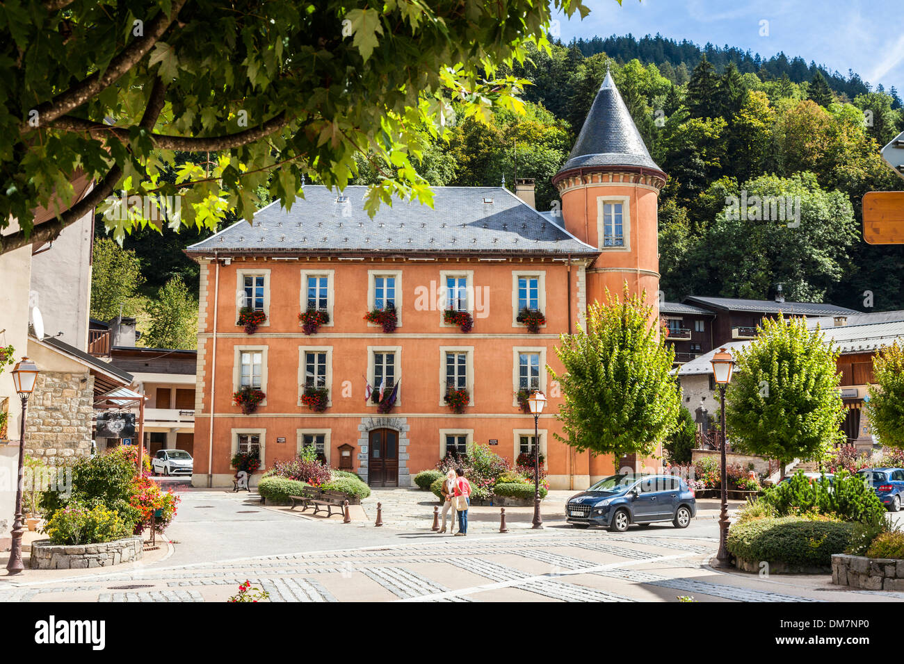 Hôtel de ville orange vif ou Marie dans le village de Beaufort, Savoie, France Banque D'Images