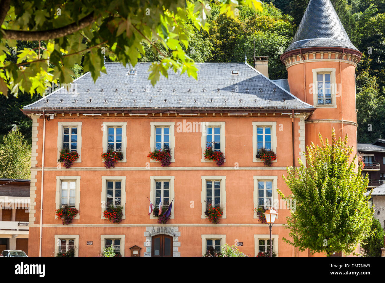 Hôtel de ville orange vif ou Marie dans le village de Beaufort, Savoie, France Banque D'Images