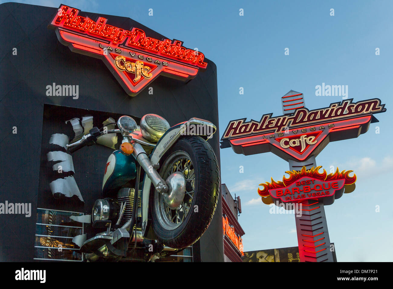 USA, Nevada, Las Vegas, Harley Davidson cafe au crépuscule Banque D'Images