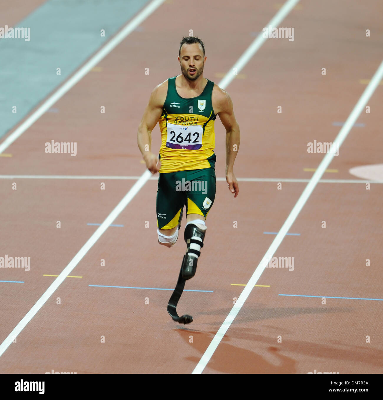 Oscar Pistorius d'Afrique du Sud établit un nouveau record du monde de 200m masculin T44 de chaleur au cours de Jeux paralympiques de 2012 à Londres aux Jeux Olympiques Banque D'Images