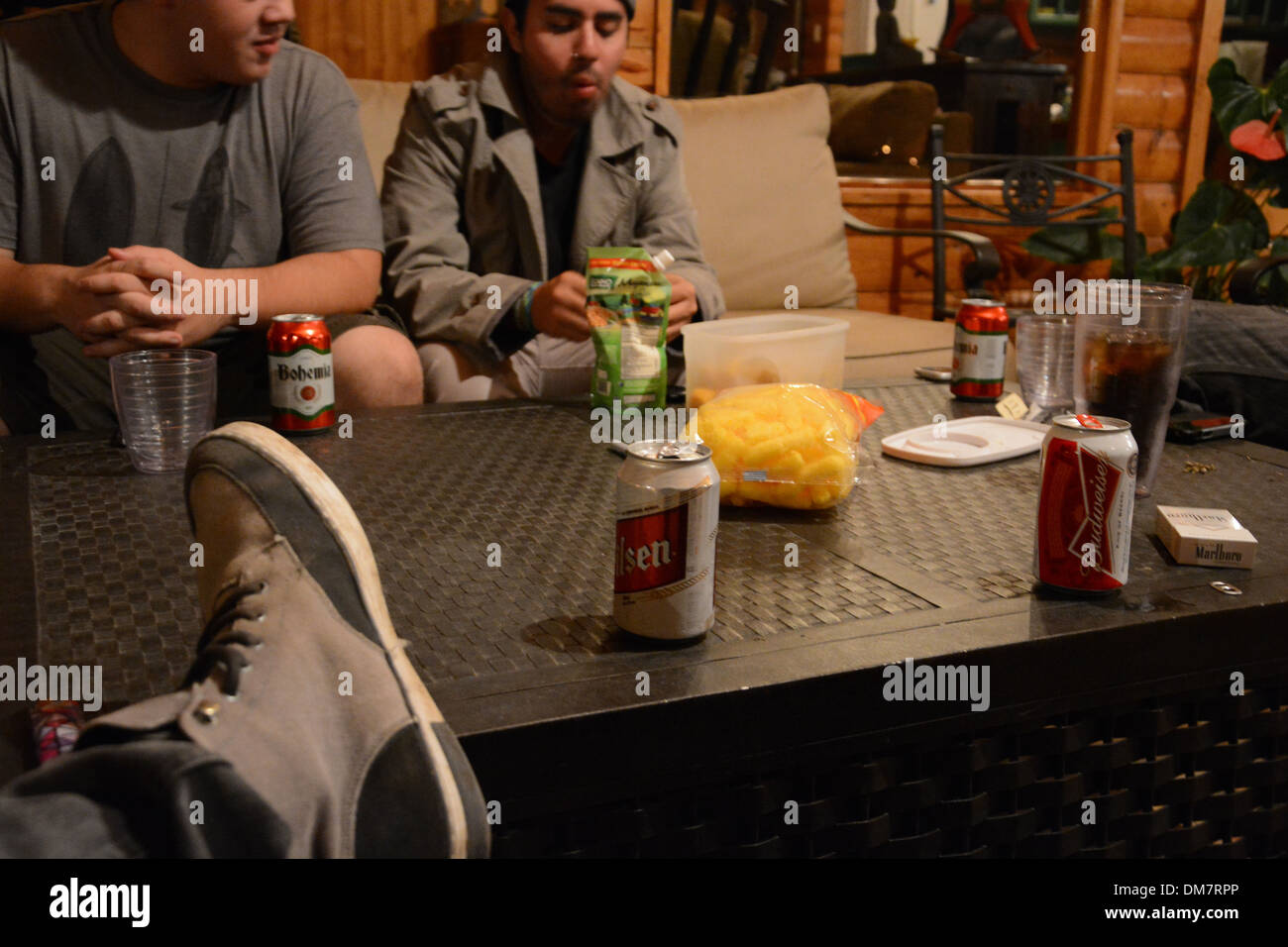 Groupe d'amis assis autour d'une table et de parler d'alcool Banque D'Images