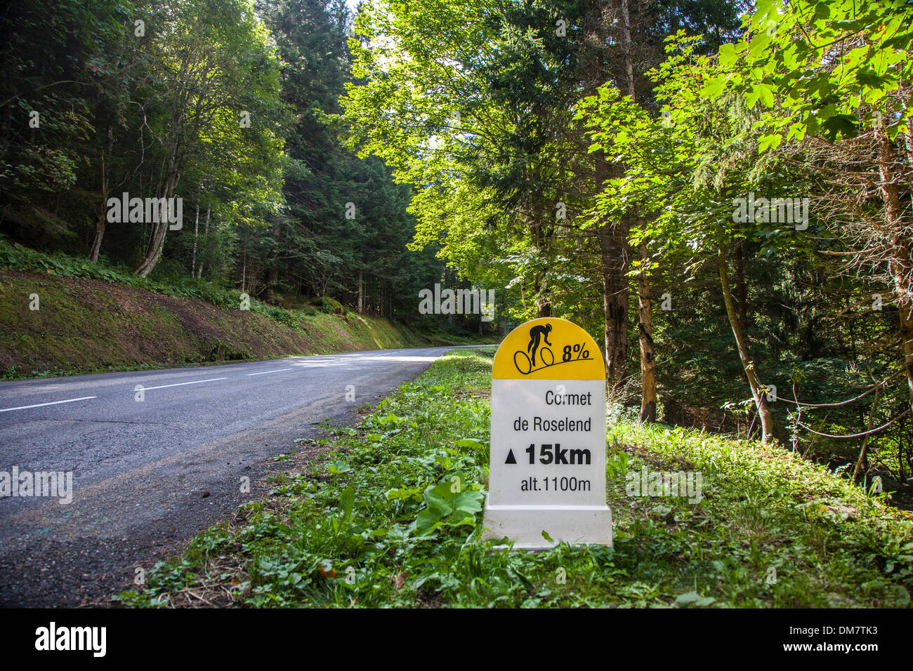 Itinéraire cycliste panneau indiquant la distance et la déclivité sur la route du Cormet de Roseland, Savoie, France. Banque D'Images