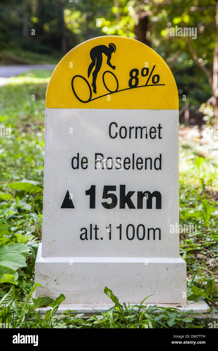 Itinéraire cycliste panneau indiquant la distance et la déclivité sur la route du Cormet de Roseland, Savoie, France. Banque D'Images