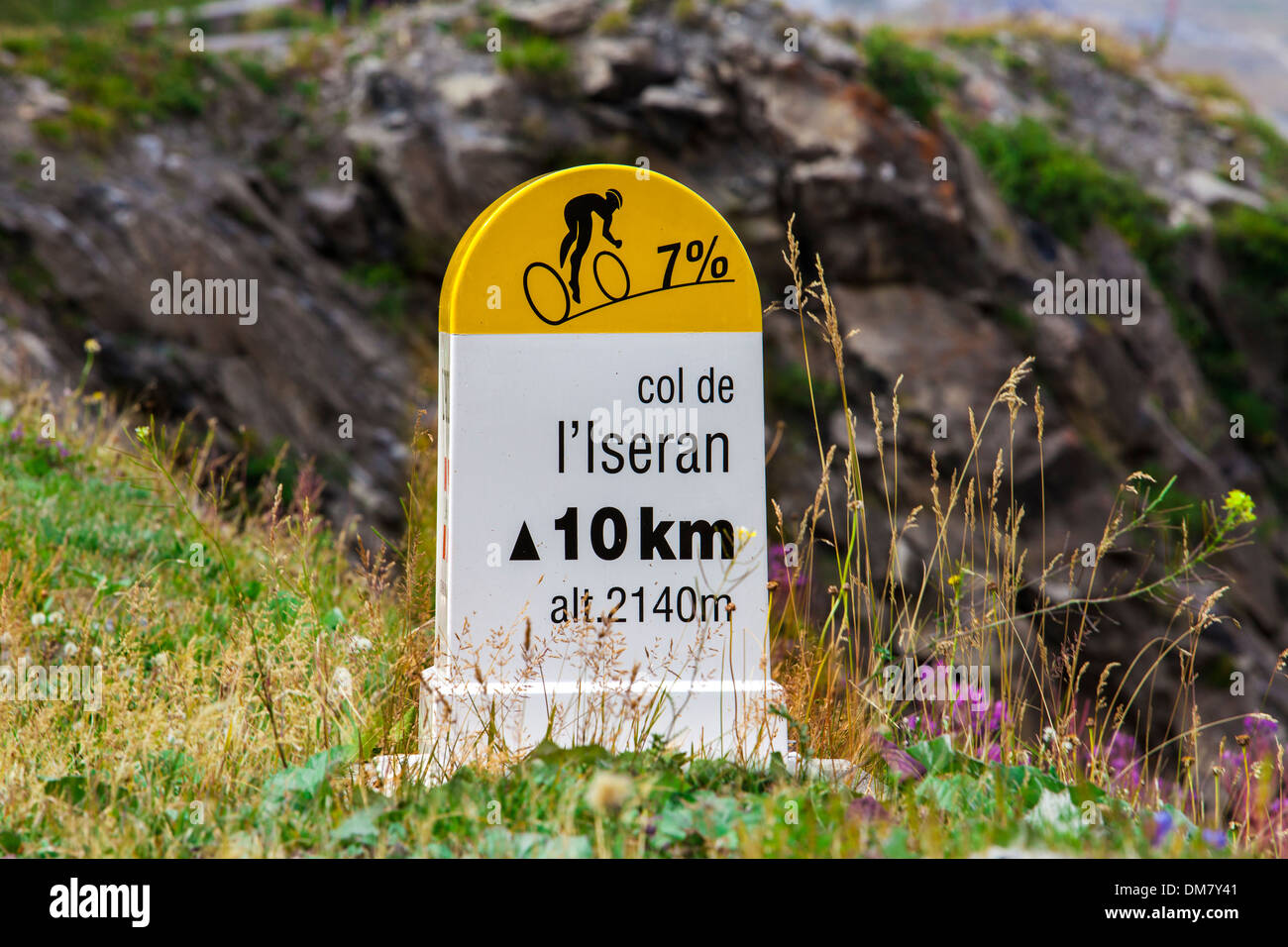 Itinéraire cycliste panneau indiquant la distance et la déclivité sur la route jusqu'au col de l'Iseran, Savoie, France. Banque D'Images