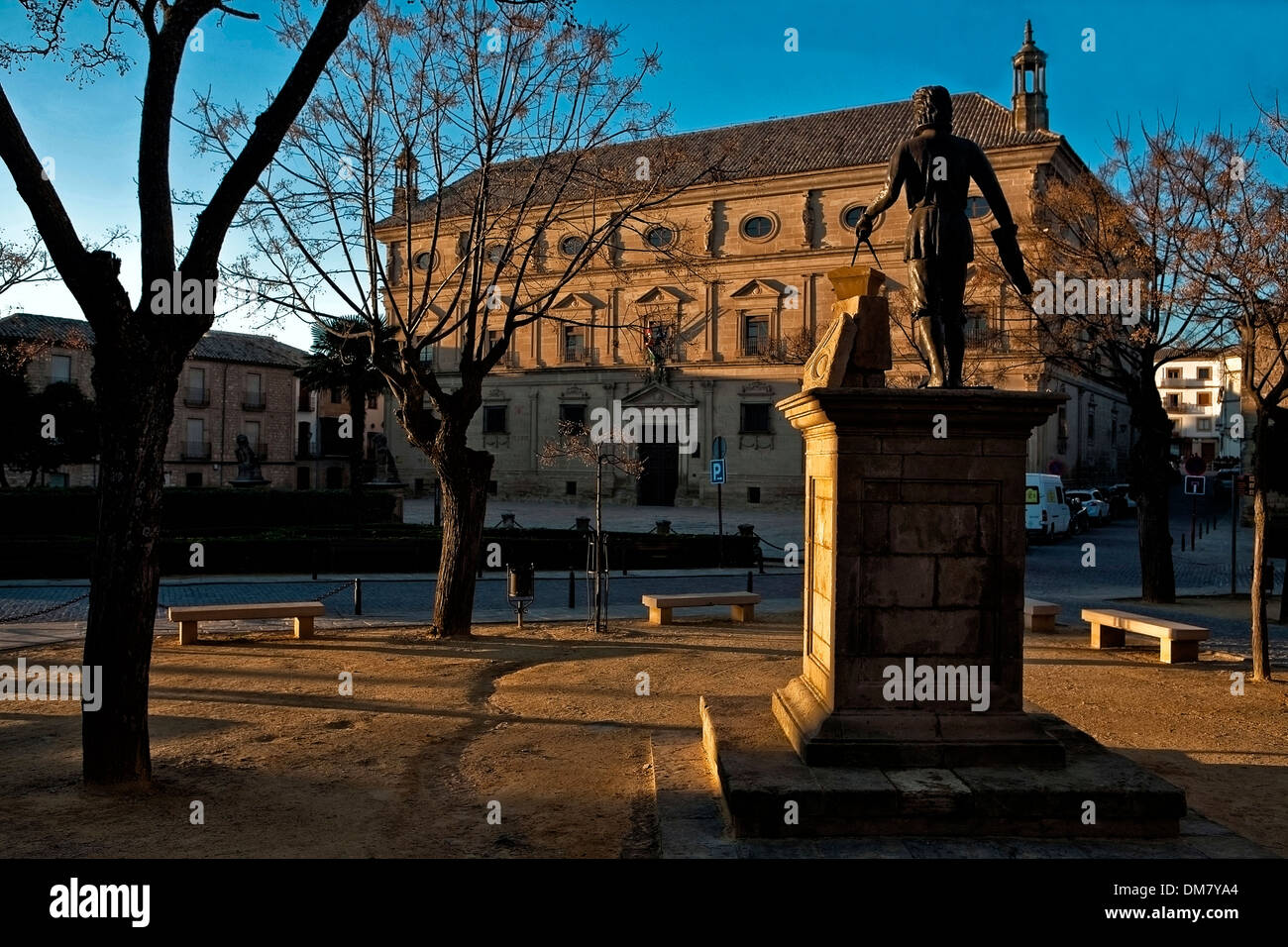Coucher du soleil à statue de Vandelvira avec la mairie (Palacio de las Cadenas) sur l'arrière-plan, Ubeda, Jaen province, Andalusia, Spain Banque D'Images