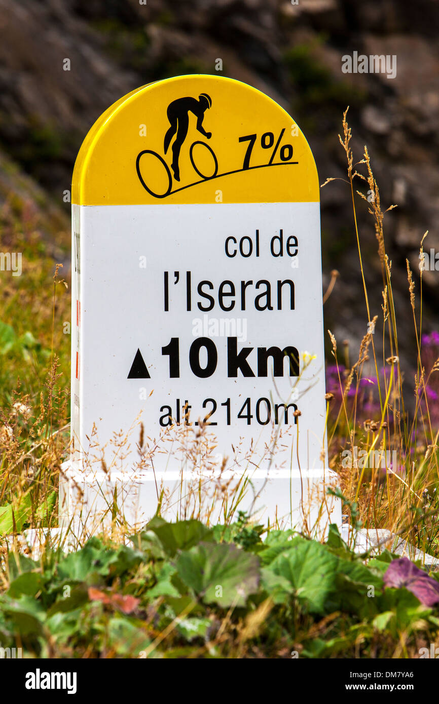 Itinéraire cycliste panneau indiquant la distance et la déclivité sur la route jusqu'au col de l'Iseran, Savoie, France. Banque D'Images