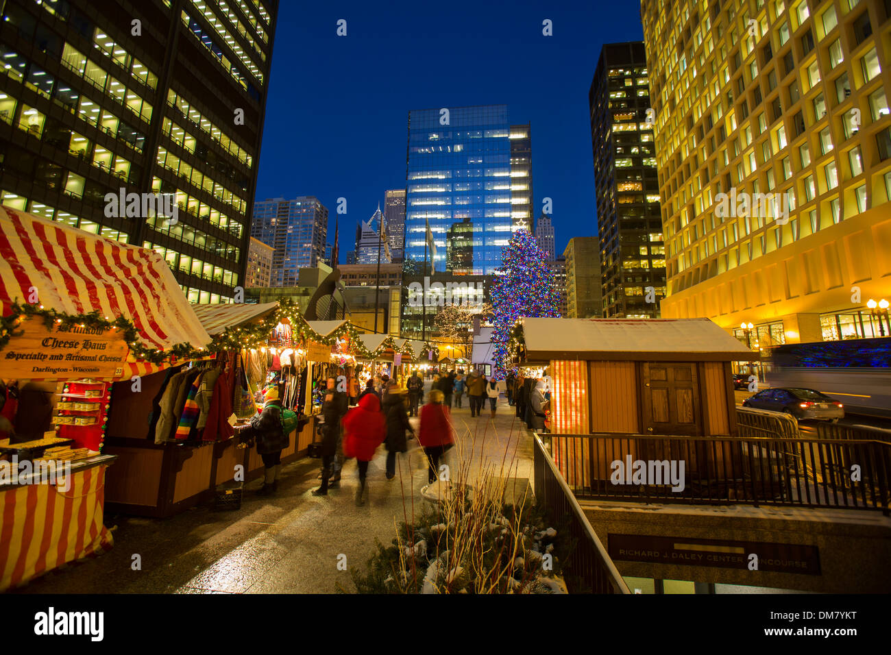 Shoppers à Chicago christkindlmarket allemand winter festival open air de l'extérieur du marché allemand boucle saison alimentation boissons Banque D'Images