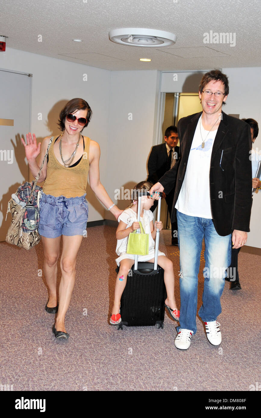 Milla Jovovich et son mari Paul W.S Anderson avec fille jamais arriver à l'aéroport de Narita Tokyo Japon - 28.08.12 Banque D'Images