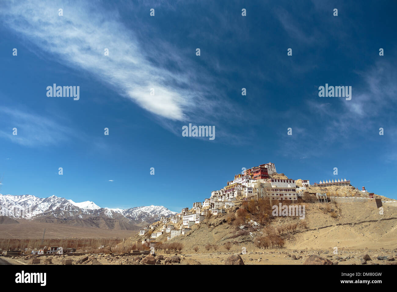 Le monastère bouddhiste de Thiksey est impressionnant perché au sommet d'une haute colline dans la vallée de l'Indus de la province du Ladakh dans les montagnes himalayennes de l'Inde Banque D'Images