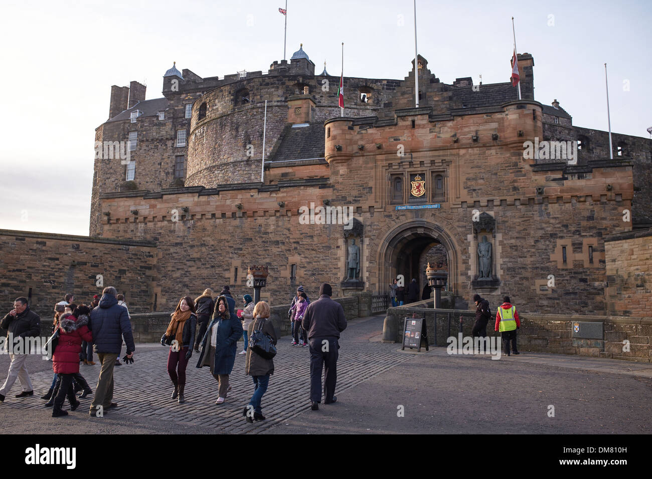 Les touristes, près de l'entrée de Château d'Edimbourg Banque D'Images