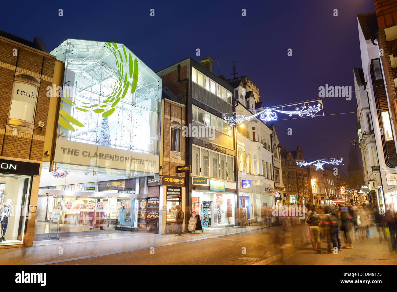 Les acheteurs de Noël au centre-ville d'Oxford Banque D'Images
