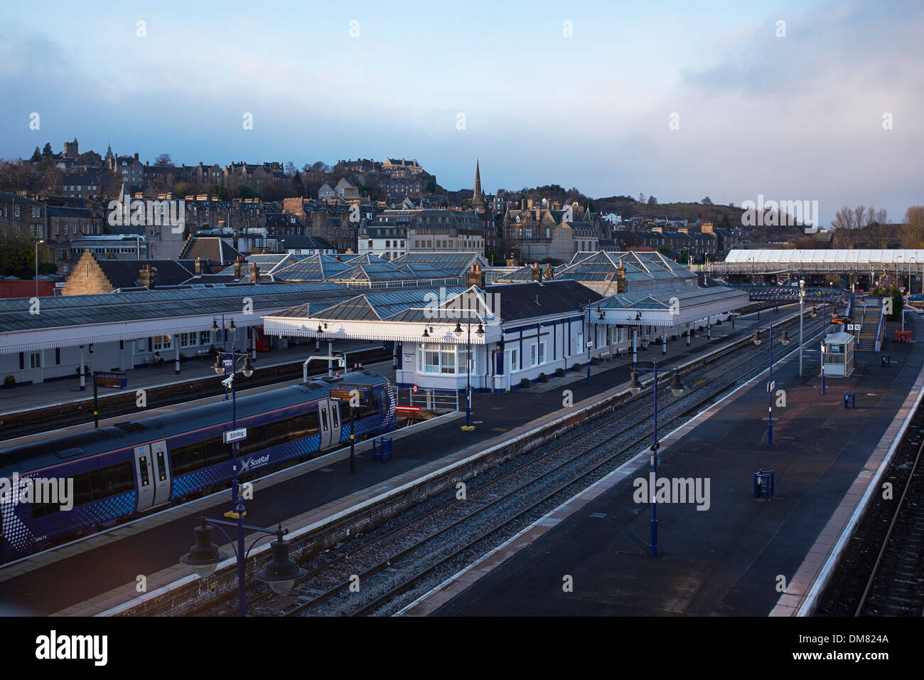 La gare de Stirling avec le château et le centre-ville dans la distance Banque D'Images La gare de Stirling avec le château et le centre-ville dans la distance Banque D'Images