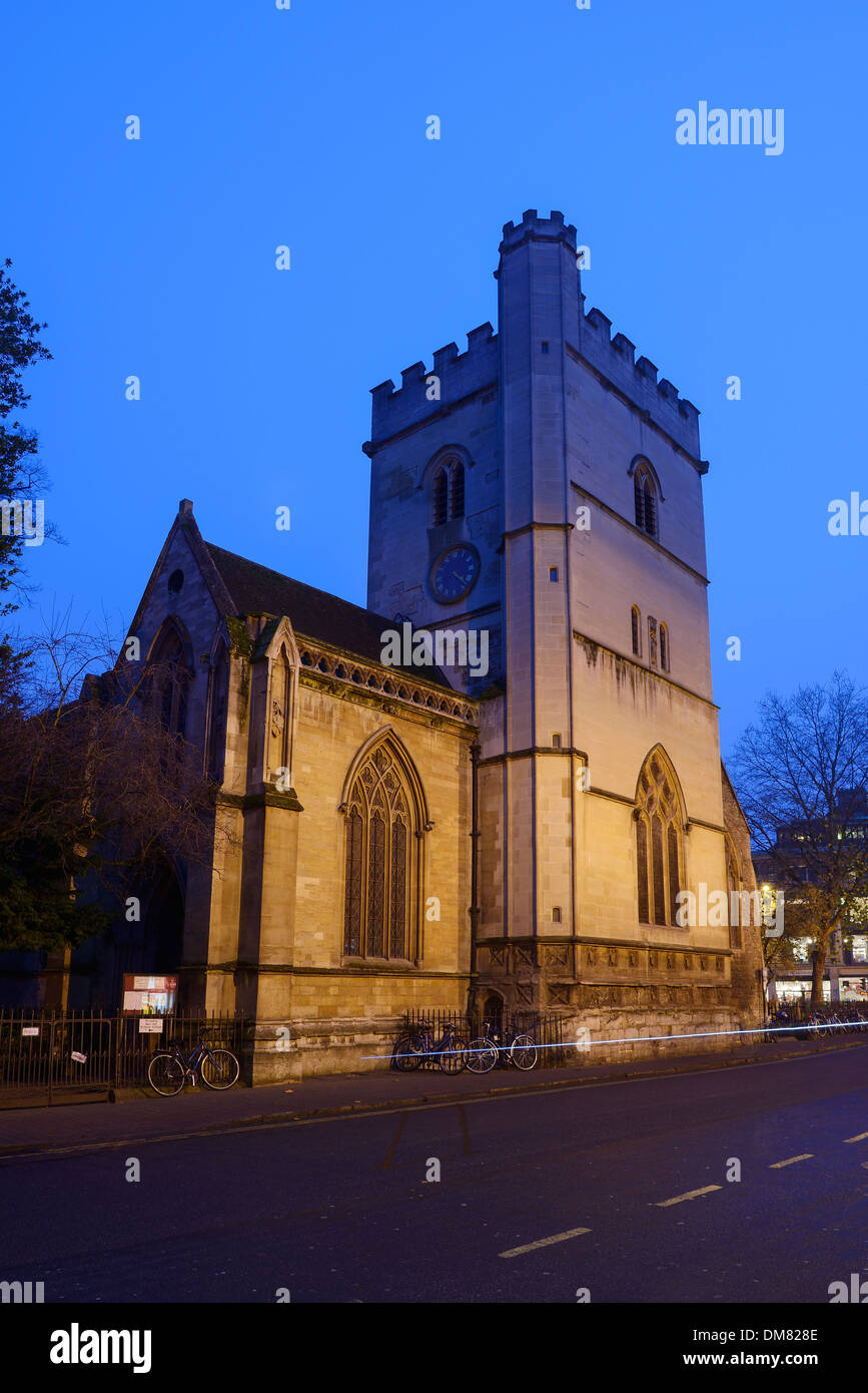 L'Eglise Saint Marie Madeleine au crépuscule en centre-ville d'Oxford Banque D'Images