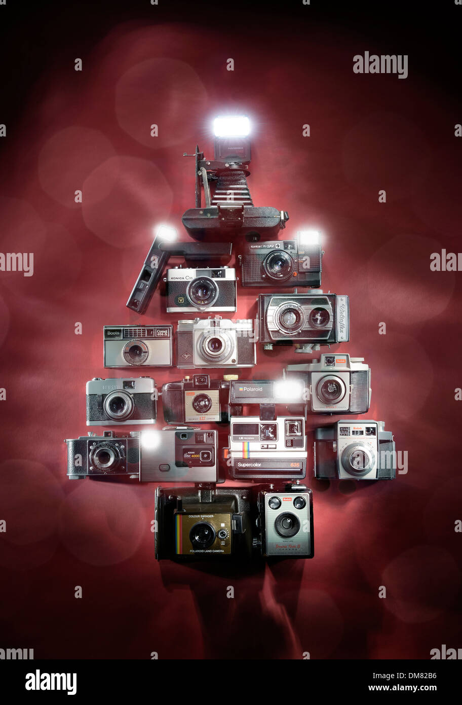 Ancienne rétro caméras dans la forme d'un arbre de Noël Banque D'Images