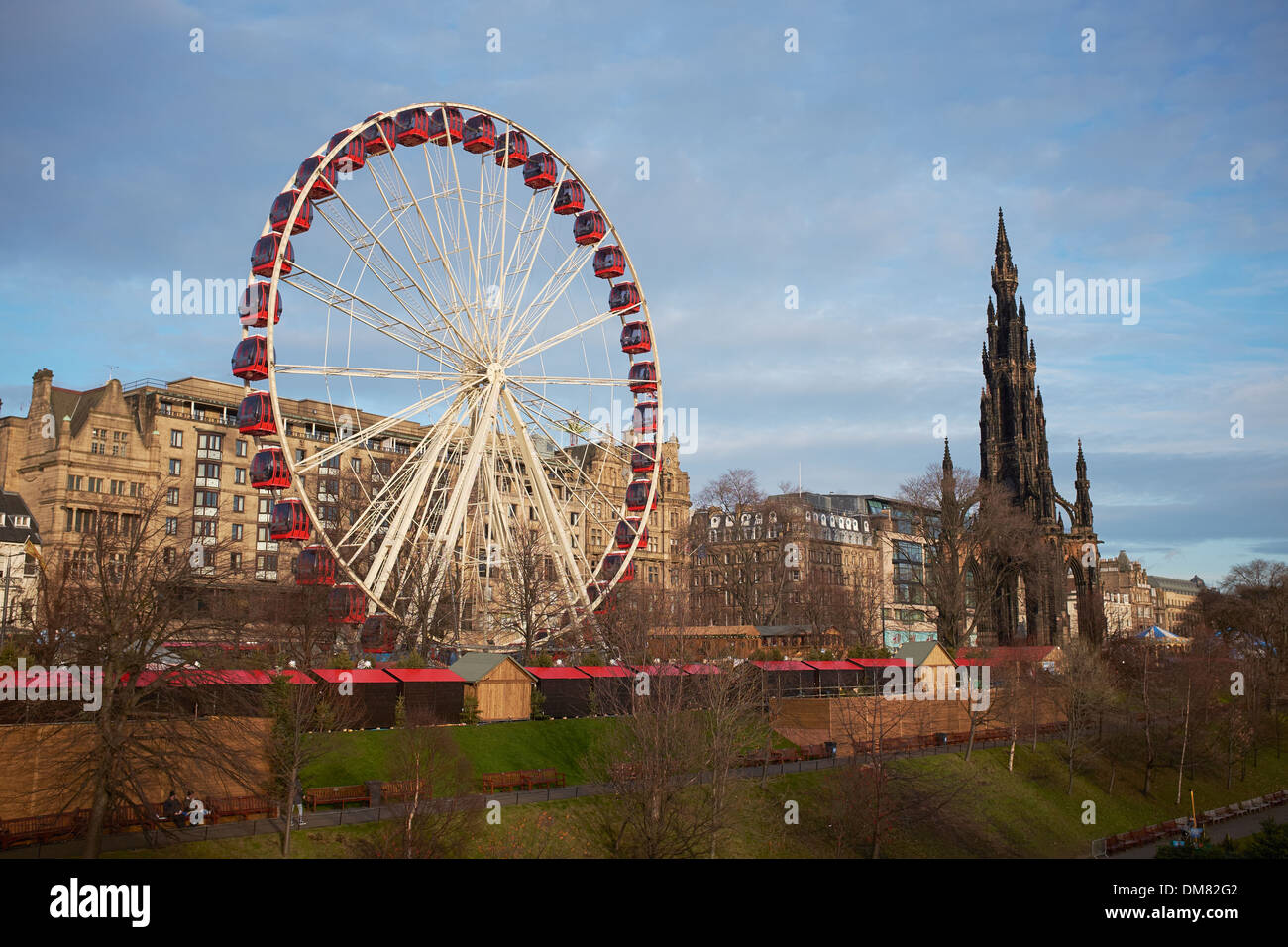 Grande roue et Scott Monument situé dans le centre-ville d'Édimbourg Banque D'Images