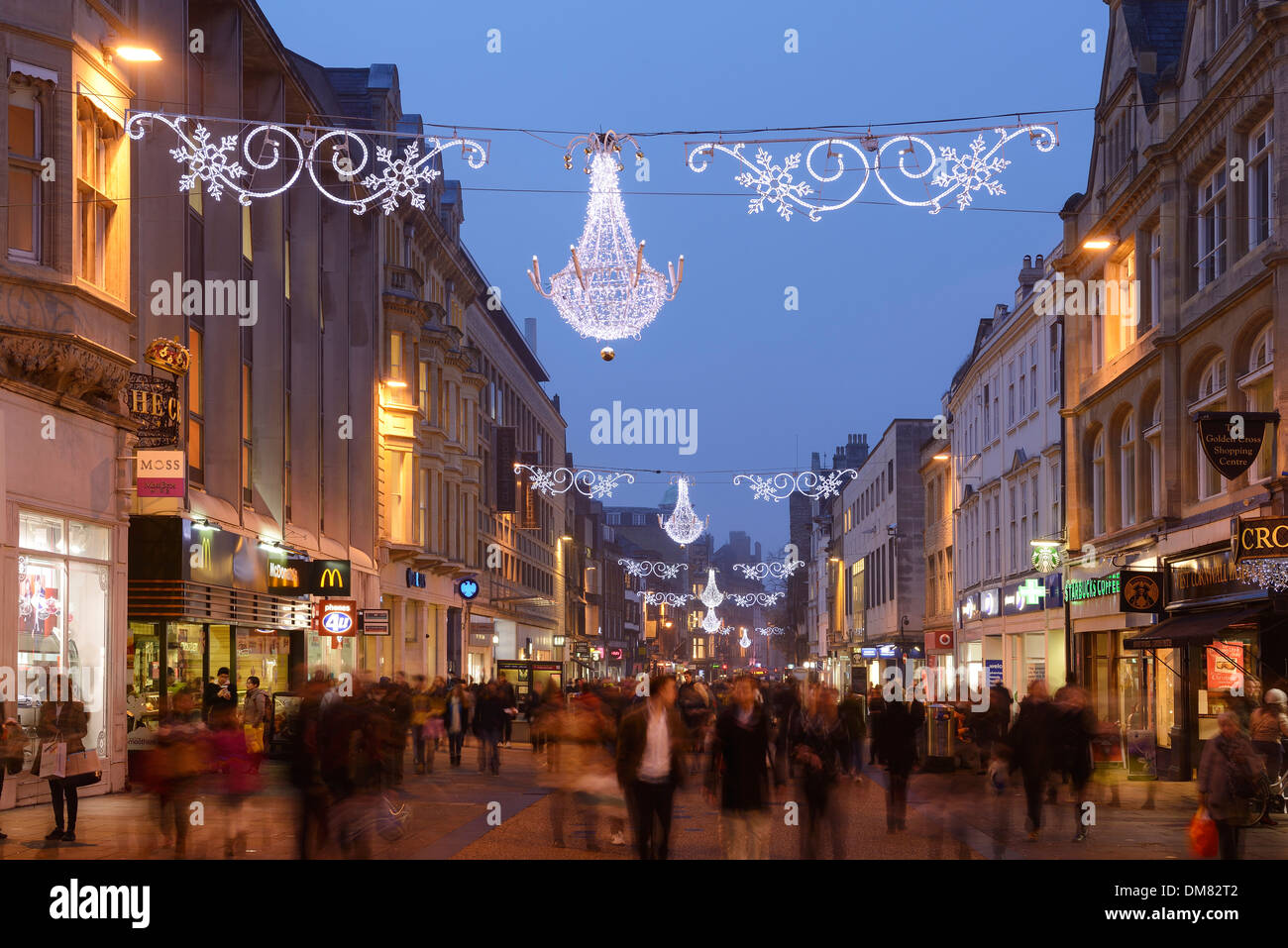 Les acheteurs de Noël au centre-ville d'Oxford Banque D'Images
