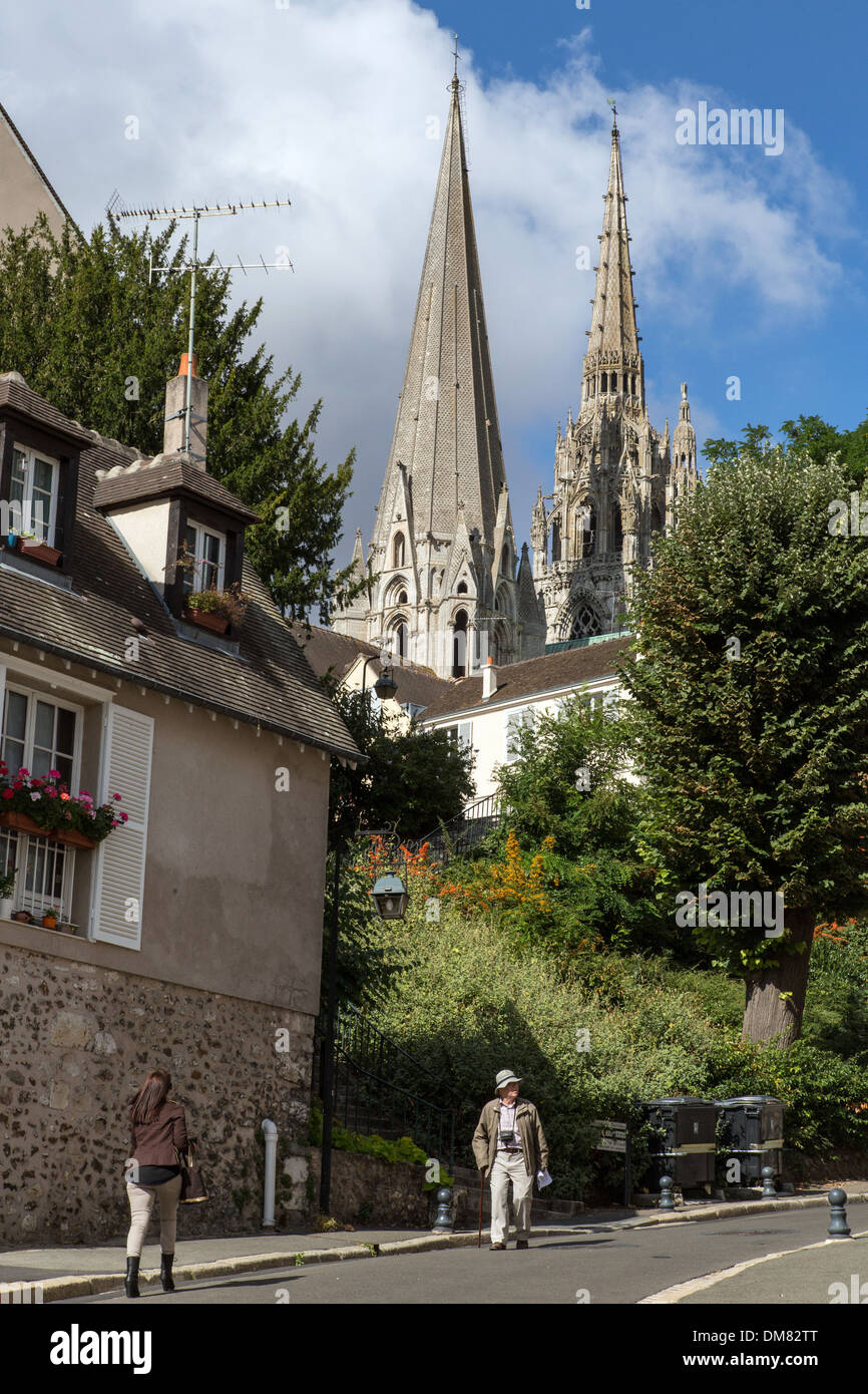 RUE SAINT-EMAN et flèches des clochers de la cathédrale de Chartres, Chartres, Eure-et-Loir (28), FRANCE Banque D'Images