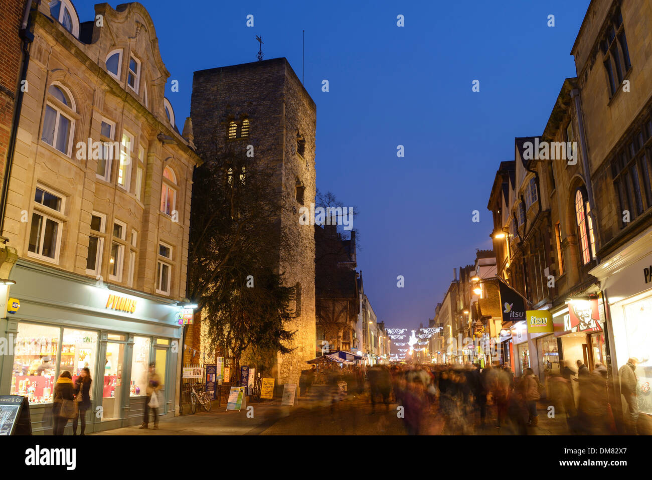 Les acheteurs de Noël au centre-ville d'Oxford Banque D'Images