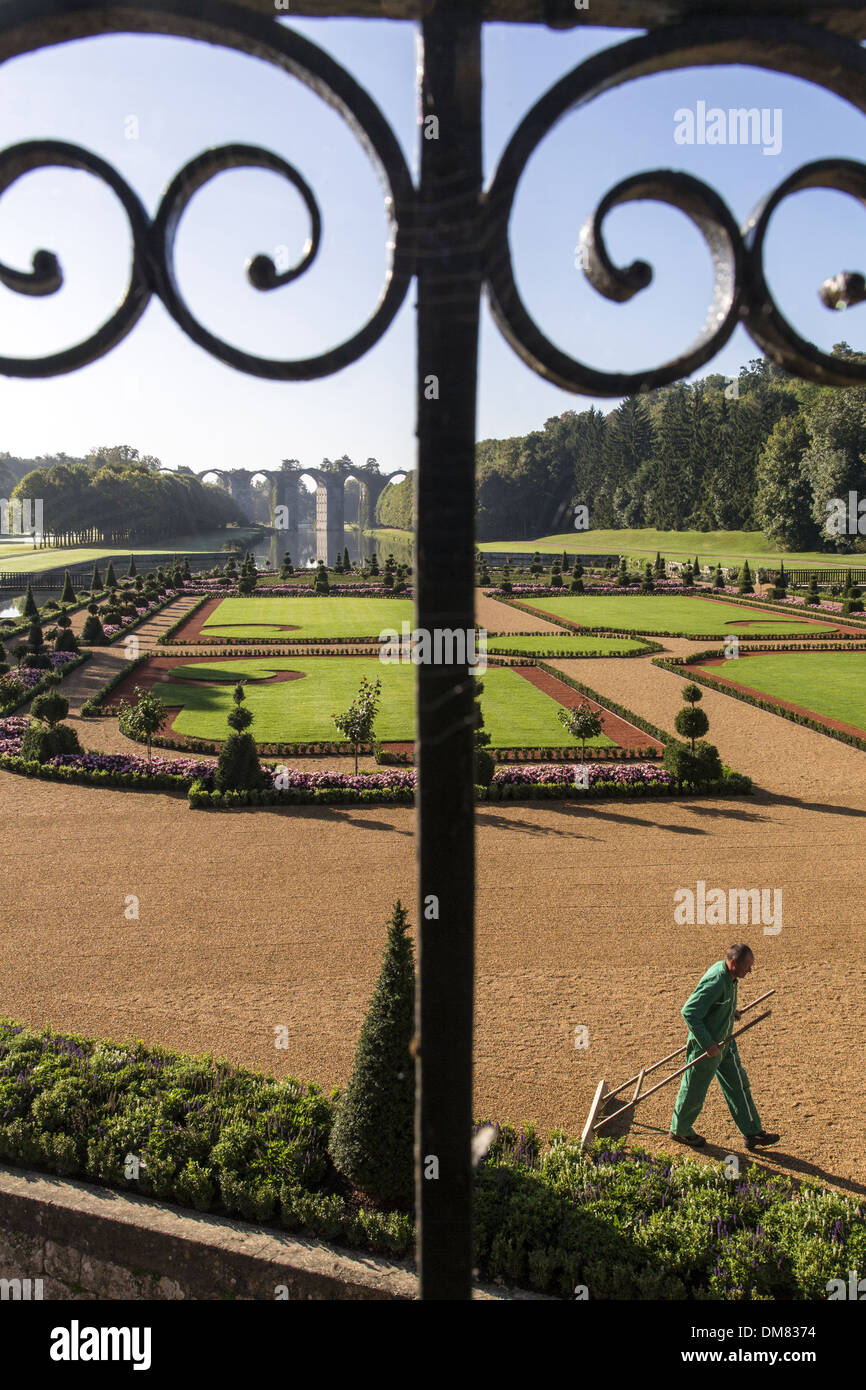 Jardin à la française créé À PARTIR DE DESSINS ET MODÈLES INDUSTRIELS PAR LE JARDINIER ANDRÉ LE NÔTRE POUR LE ROI LOUIS XIV, le château de Maintenon, Banque D'Images