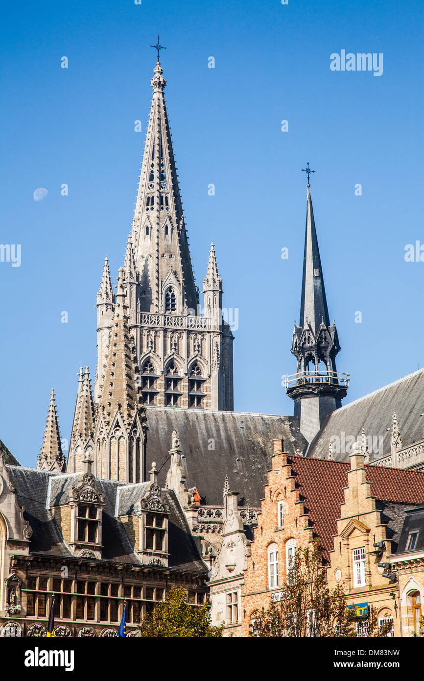 Les bâtiments et l'architecture de la vieille ville d'Ypres en Grote Markt, Ypres, Belgique Banque D'Images