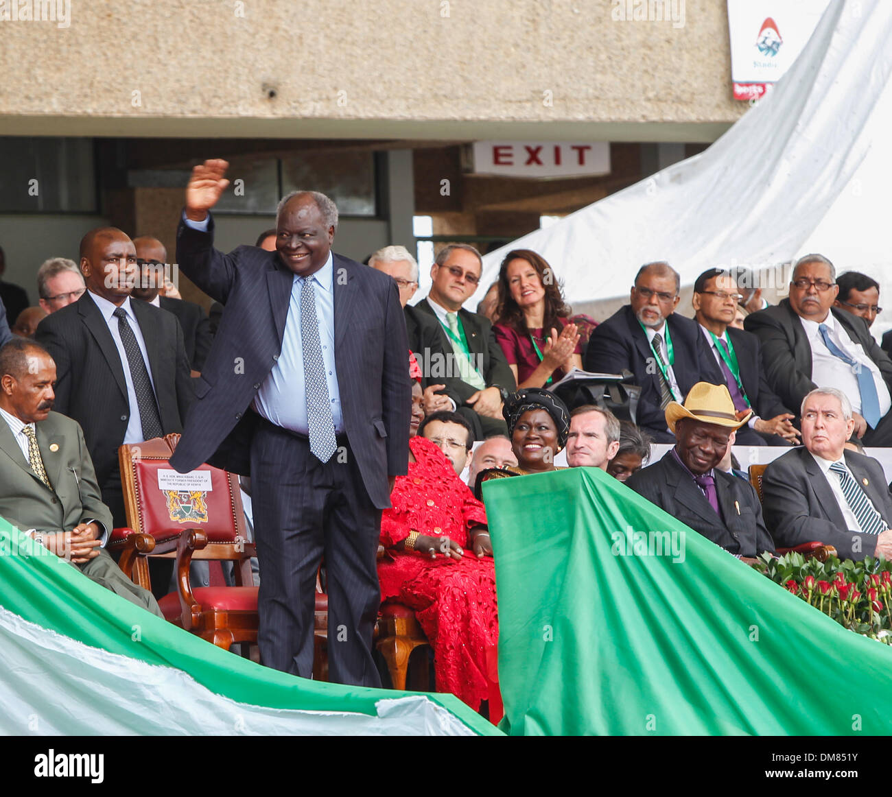 Nairobi, Kenya. Dec 12, 2013. Mwai Kibaki, l'ancien Président du Kenya, des vagues à la foule lors de la cérémonie de la 50e anniversaire de l'accession à l'indépendance de la Grande-Bretagne, à Nairobi, capitale du Kenya, le 12 décembre 2013. Crédit : Li Jing/Xinhua/Alamy Live News Banque D'Images