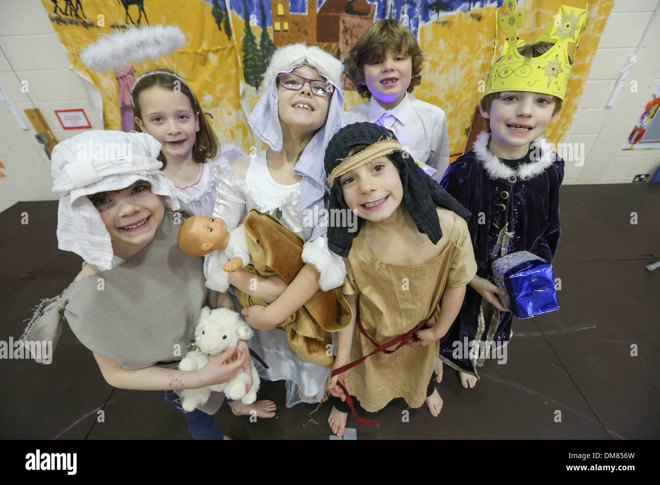 Les ENFANTS DE L'ÉCOLE PRIMAIRE M. DOWNHAM PEU,CAMBRIDGESHIRE, RÉPÉTITION POUR LA NATIVITÉ PLAY ON DEC 11TH. Banque D'Images