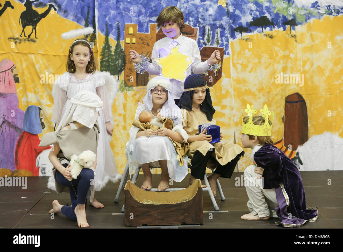 Les ENFANTS DE L'ÉCOLE PRIMAIRE M. DOWNHAM PEU,CAMBRIDGESHIRE, RÉPÉTITION POUR LA NATIVITÉ PLAY ON DEC 11TH. Banque D'Images