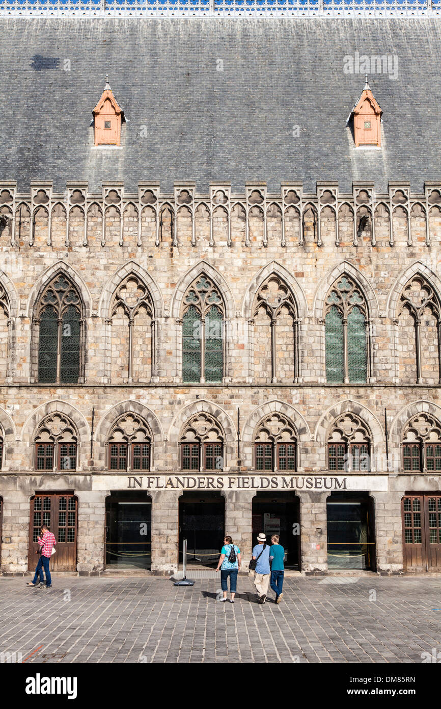 Le Musée In Flanders Fields dans la vieille ville d'Ypres en Grote Markt, Ypres, Belgique Banque D'Images