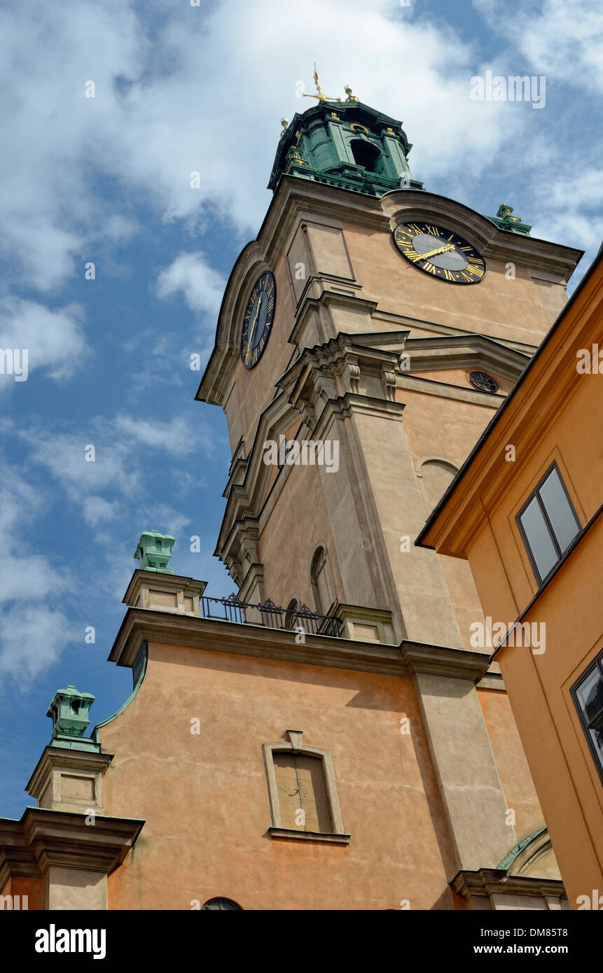 Storkyrkan, église de Saint Nicolas, aka la cathédrale de Stockholm, Suède. Église médiévale de circa 1290, le clocher 1743 VOIR W8A7X4 vue horizontale Banque D'Images