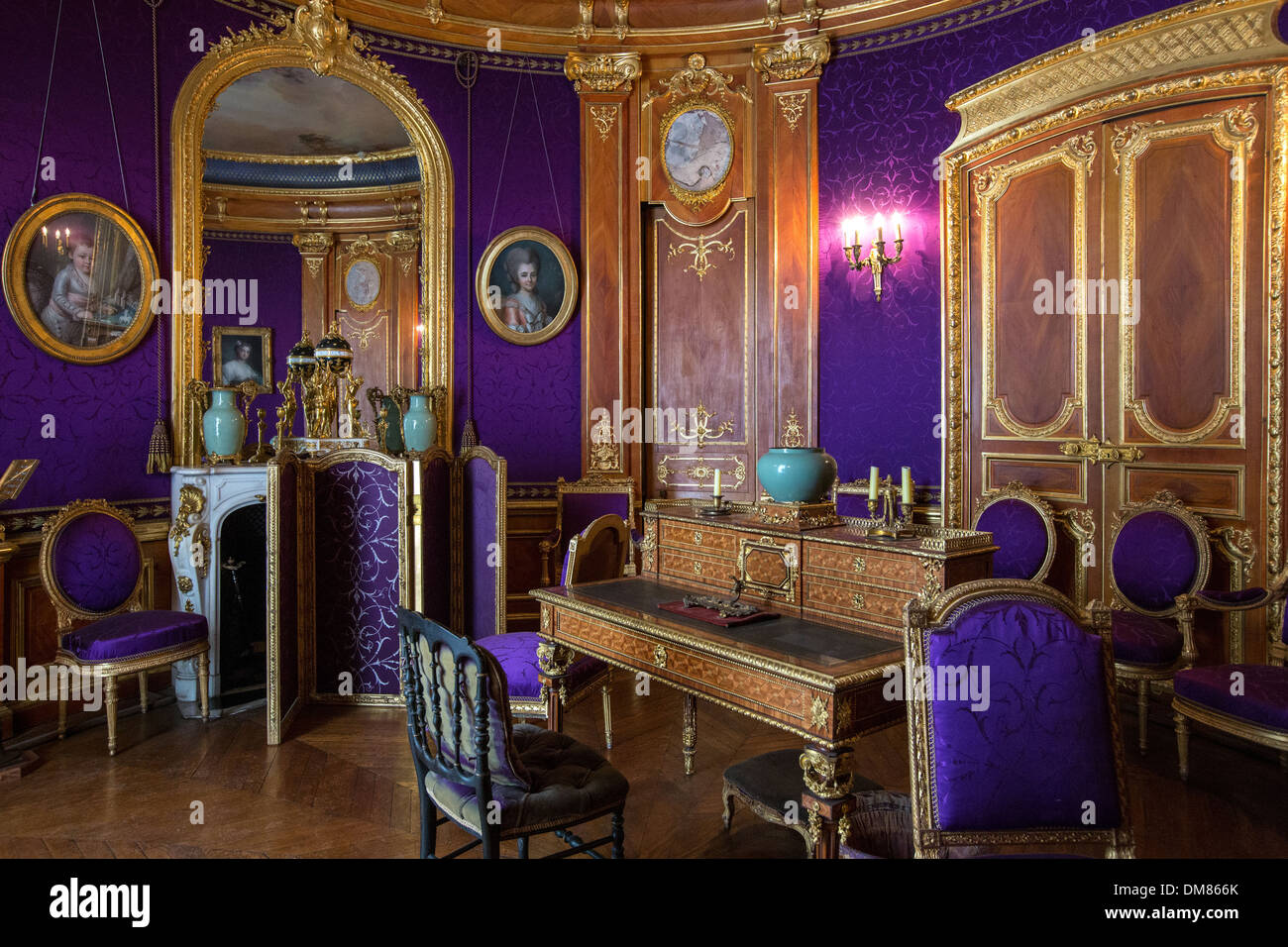 BOUDOIR DE LA DUCHESSE D'AUMALE (1822-1869) OU VIOLET COIFFURE, Petits Appartements CRÉÉE EN 1845 ET 1846 PAR LE Peintre et décorateur EUGÈNE LAMI, CHATEAU DE CHANTILLY, OISE (60), FRANCE Banque D'Images