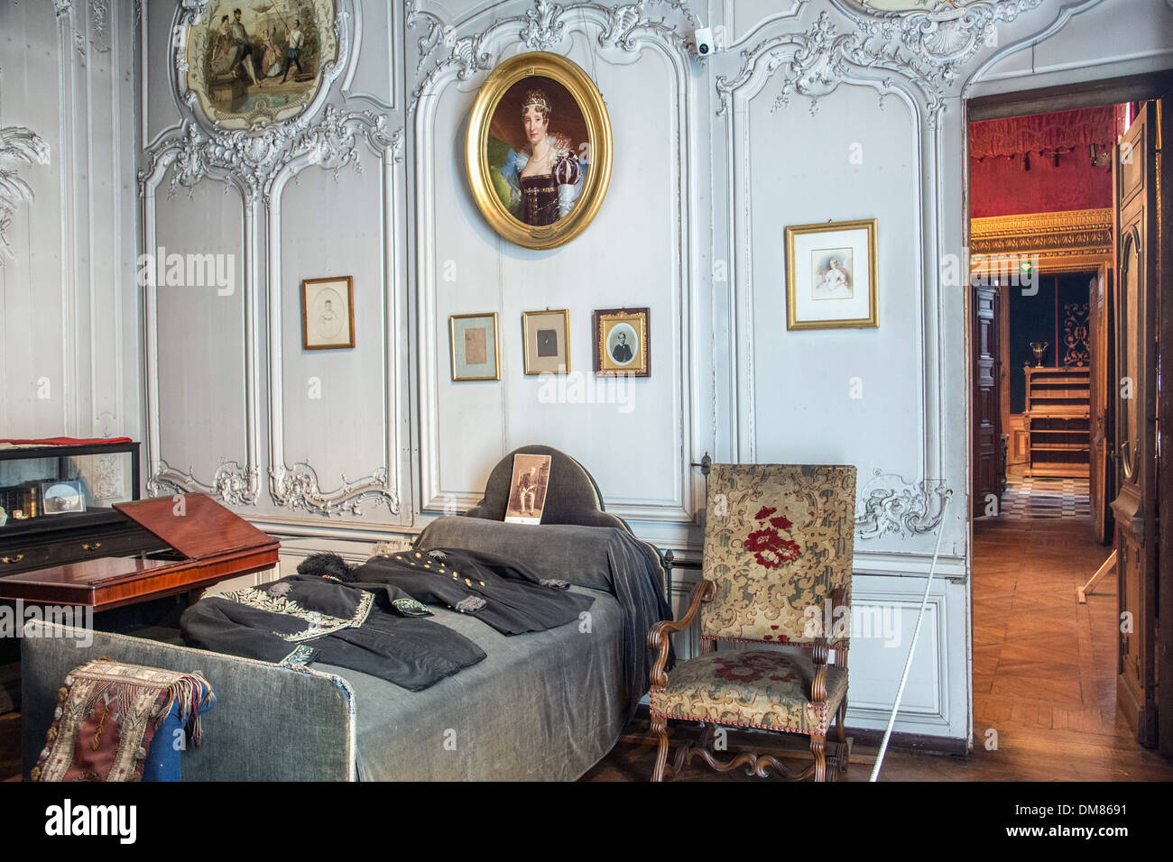 Chambre à coucher DU DUC D'ÄôAUMALE (1822-1897) avec son armée d'uniformes, de petits appartements créée en 1845 et 1846 par le peintre et décorateur EUGÈNE LAMI, CHATEAU DE CHANTILLY, OISE (60), FRANCE Banque D'Images